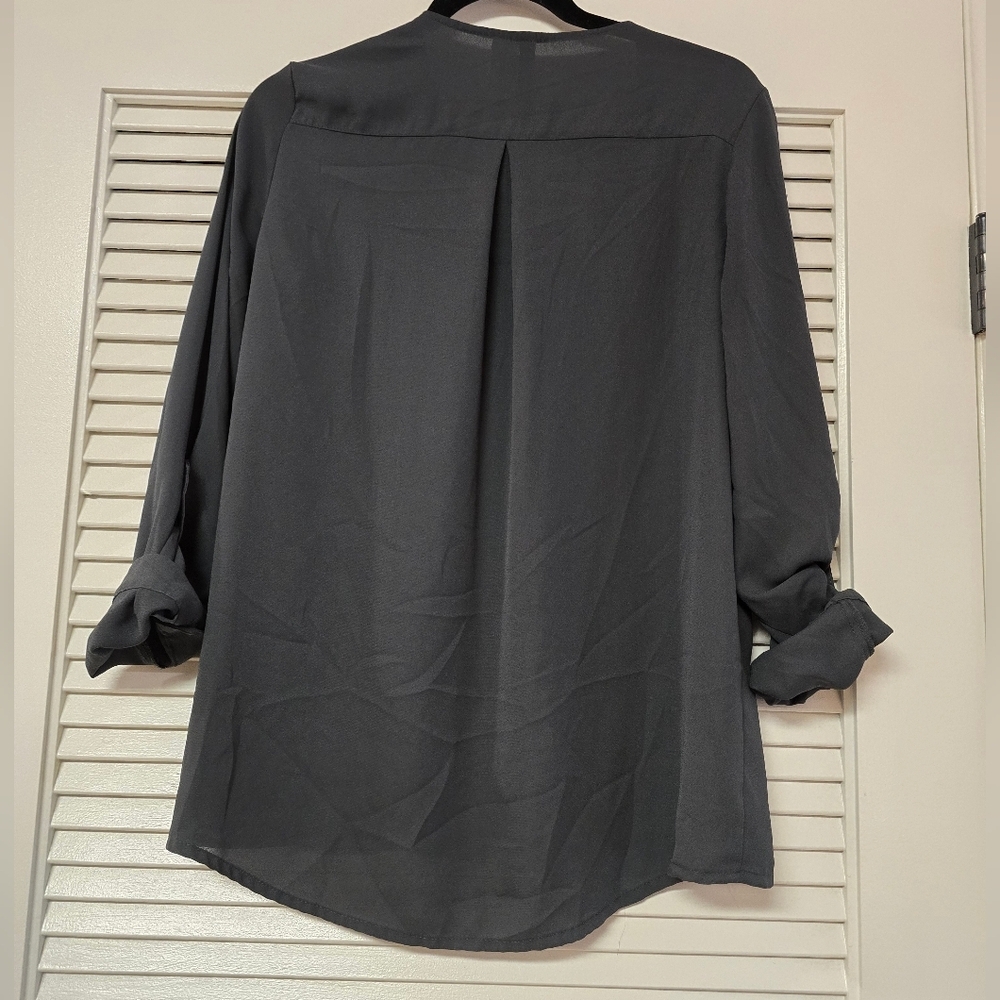 Divided by H&M - Greyish Green Lightweight Classic Long-Sleeve Button Top - Picture 2 of 3